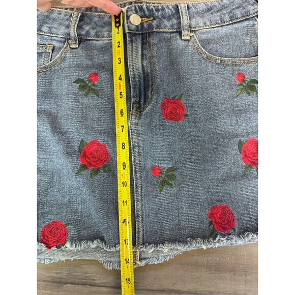 Pacsun Red Rose Embroidered‎ Denim Jean Mini Skirt Raw Hem Size 28 Y2K - Picture 11 of 11